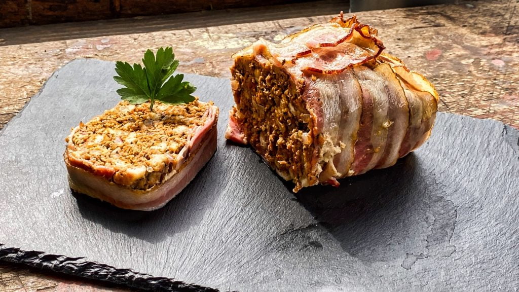 Faschierter Braten im Speckmantel
