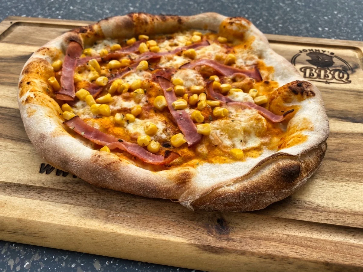 Die perfekte Pizza am Everdure Furnace 1 Pizza