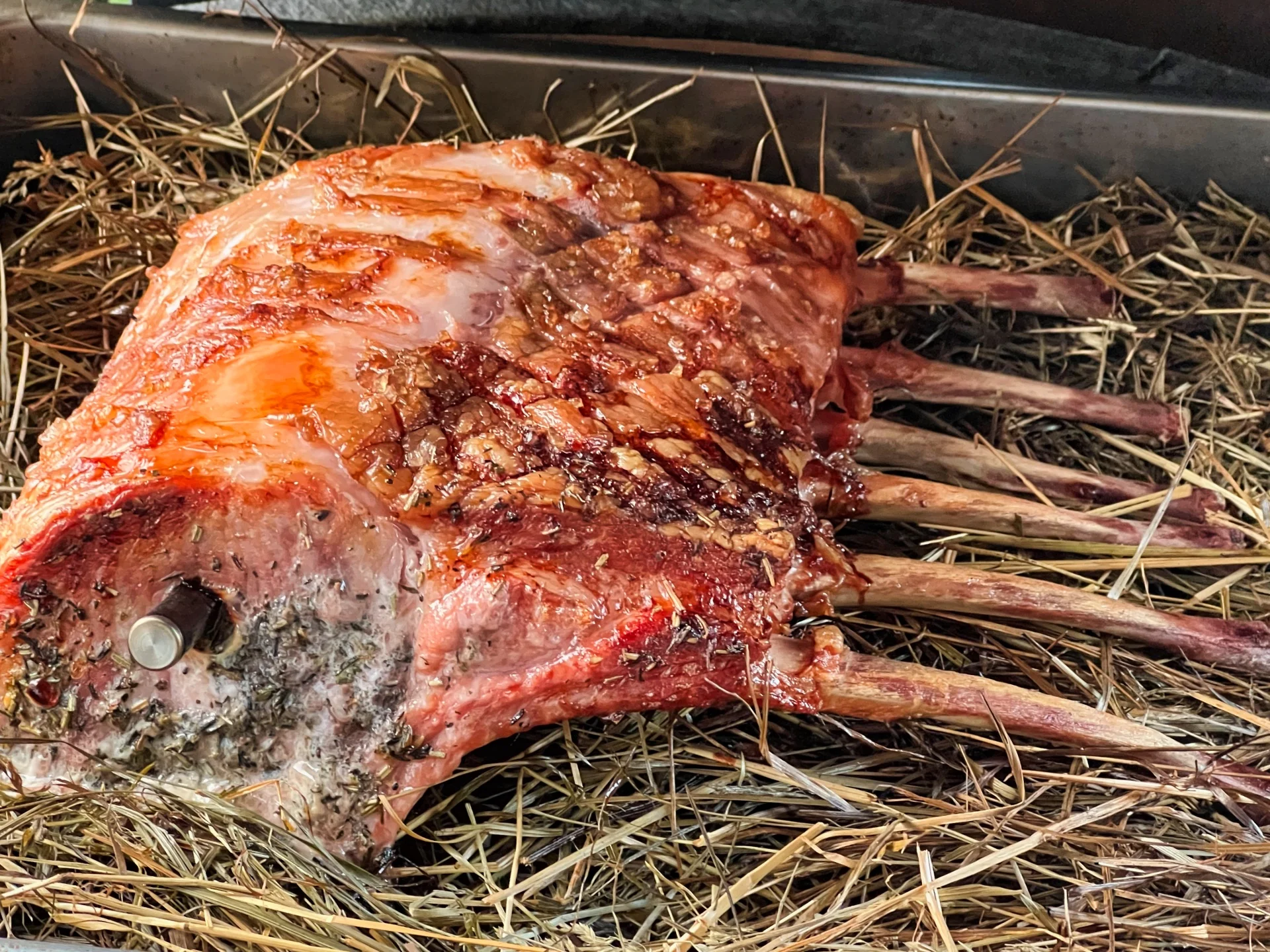 Frenched Racks vom Duroc Schwein zubereitet als Heubraten 3 Heubraten Duroc Karreekrone