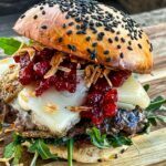 Smashed Burger mit Provolone und Preiselbeeren