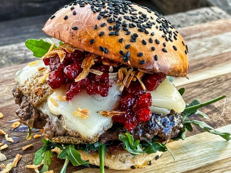 Smashed Burger mit Provolone und Preiselbeeren