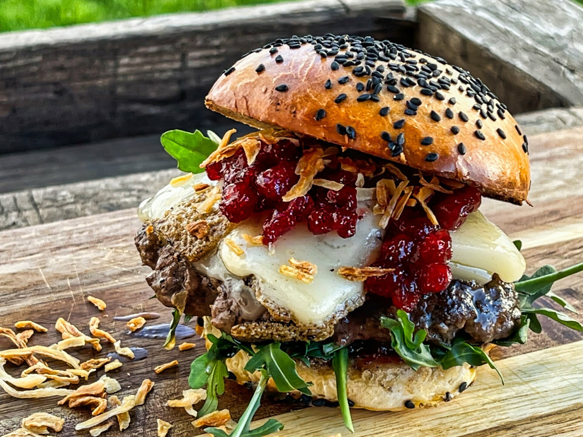 Smashed Burger mit Provolone und Preiselbeeren