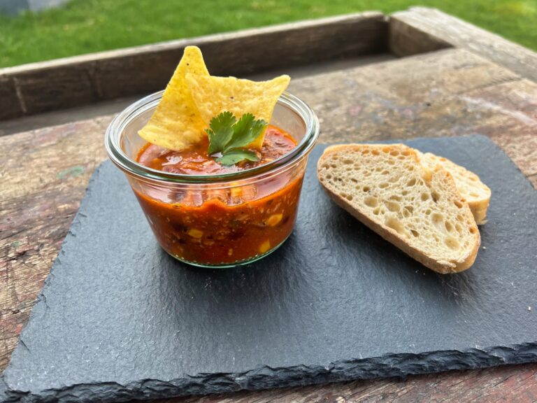 Chili con Carne angerichtet.