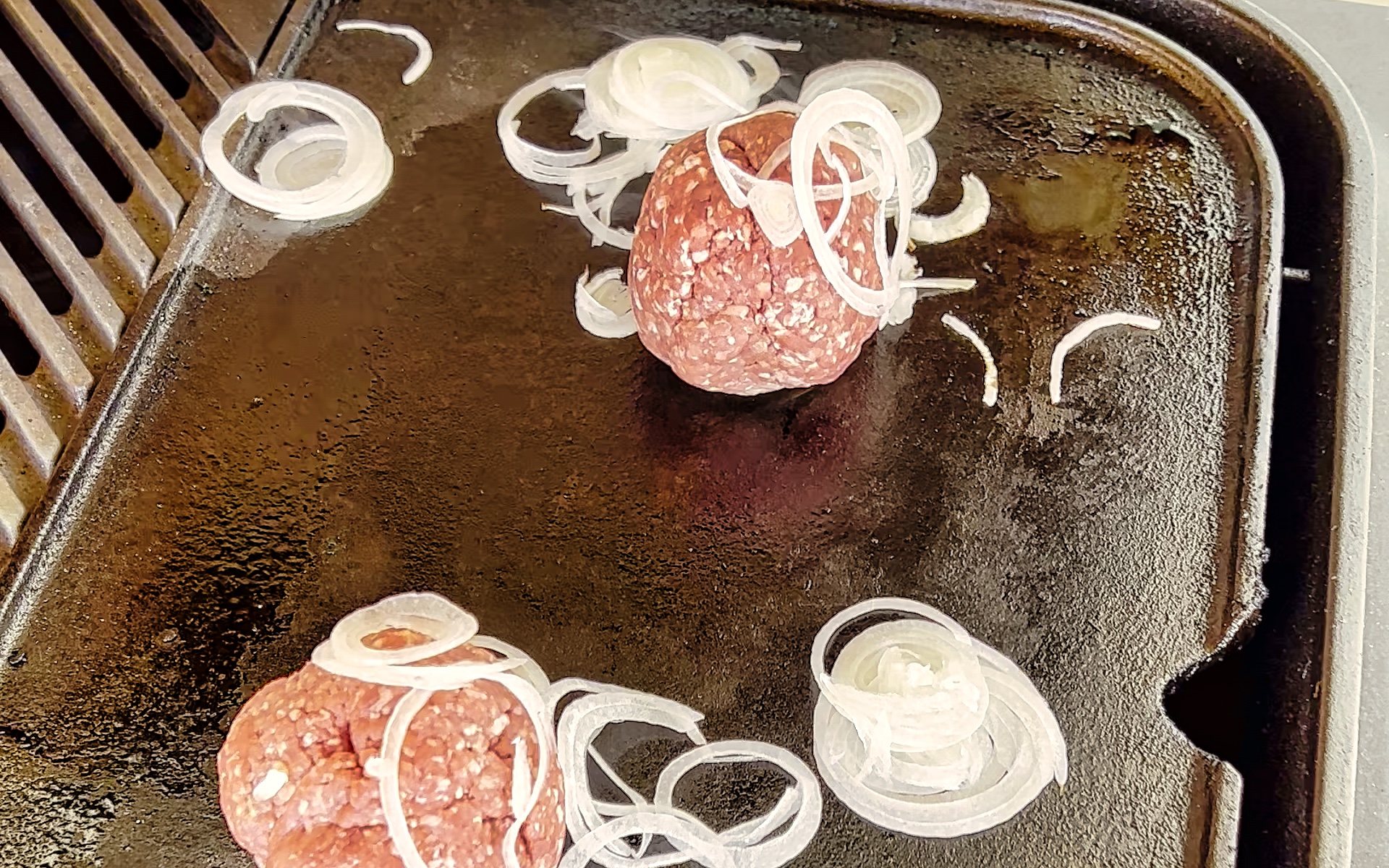 Zwiebelburger mi Zwiebel bedeckt