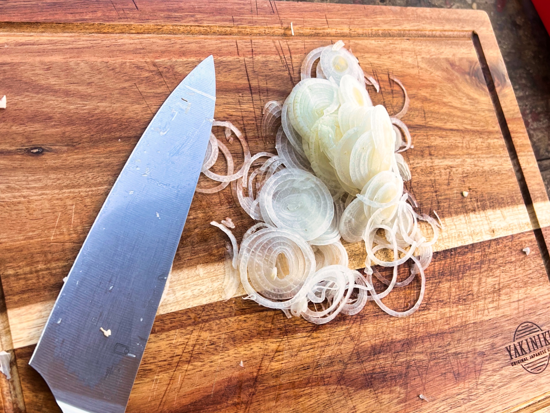 Zwiebel hauchdünne Scheiben