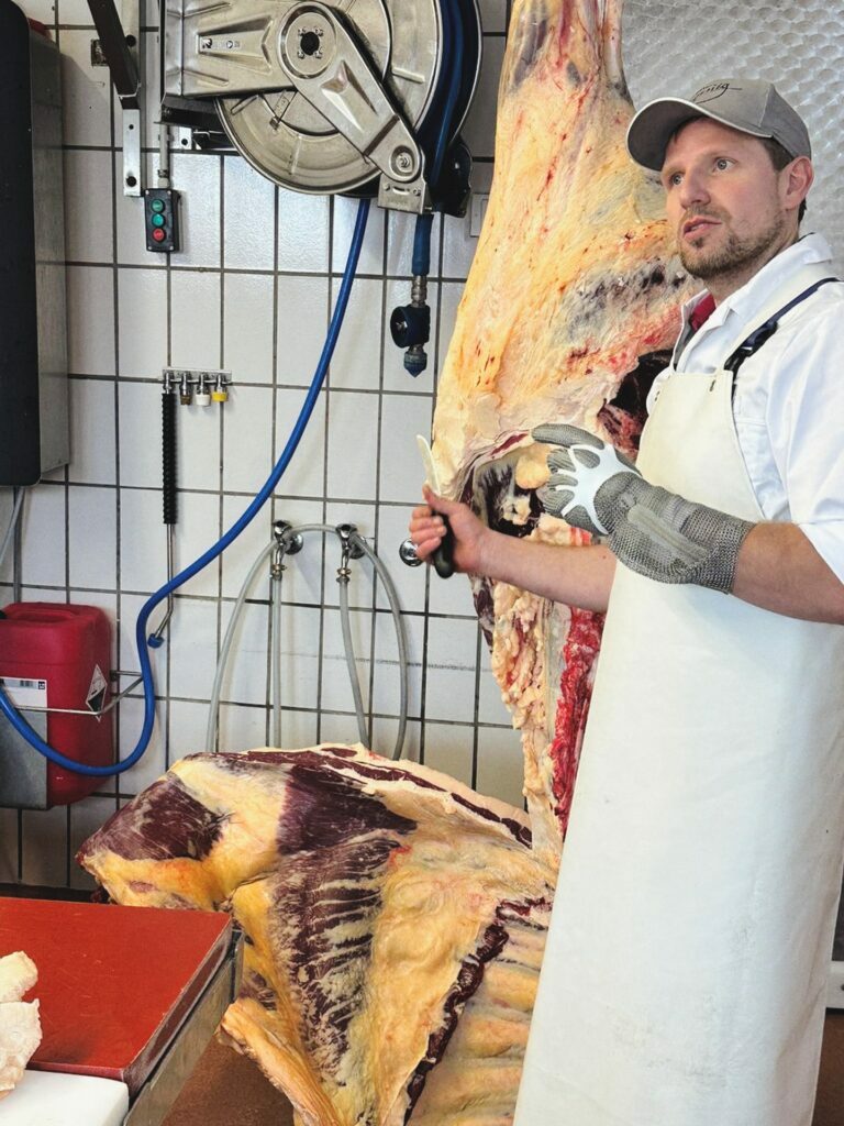 Stefan Auernig beim Zerlegen einer Rinderhälfte