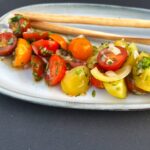 Pico de Gallo auf Teller angerichtet