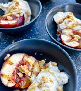 Gegrillte Nektarinen mit Eis