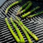 grüner Spargel vom Gasgrill
