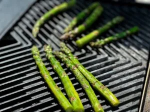 grüner Spargel vom Gasgrill